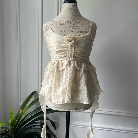 Elegant Cream Sleeveless Top - Picture 1 of 5